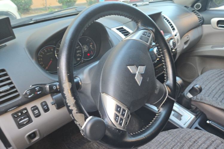Used Mitsubishi Pajero Sport 2013 3.0L Automatic 4x4 Executive Edition Steering Wheel