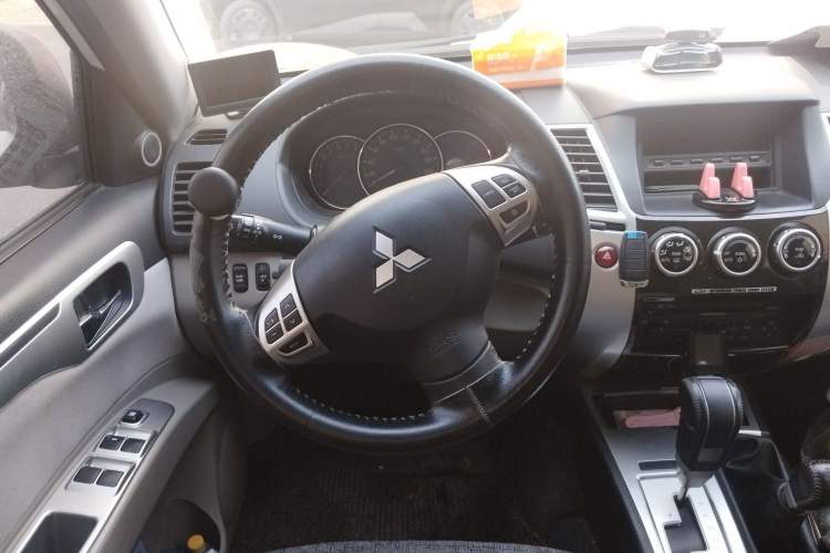 Used Mitsubishi Pajero Sport 2013 3.0L Automatic 4x4 Executive Edition Steering Wheel