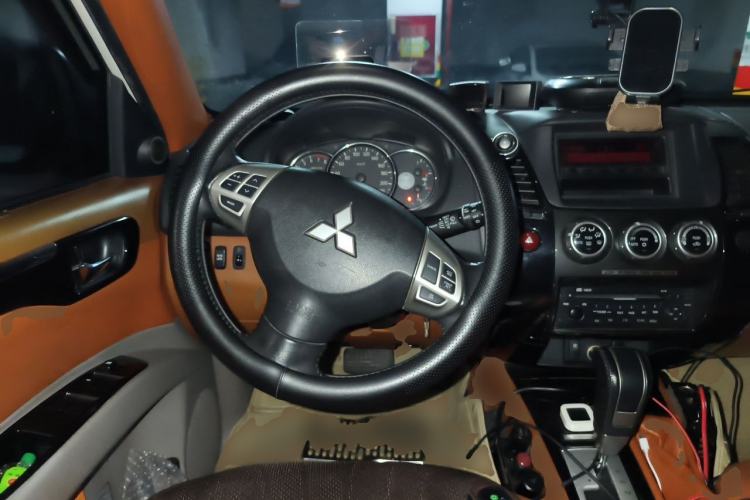 Used Mitsubishi Pajero Sport 2013 3.0L Automatic 4x4 Executive Edition Steering Wheel