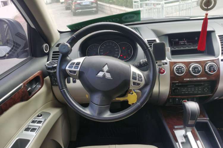 Used Mitsubishi Pajero Sport 2013 3.0L Automatic Two-Wheel Drive Luxury Edition Steering Wheel