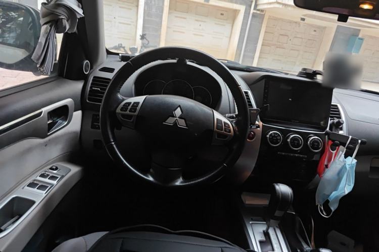Used Mitsubishi Pajero Sport 2013 3.0L Automatic 4x4 Executive Edition Steering Wheel
