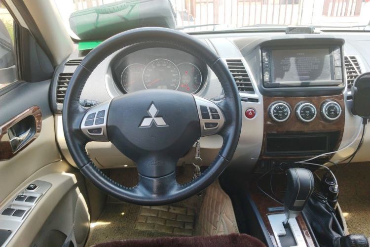 Used Mitsubishi Pajero Sport 2013 3.0L Automatic 4x4 Flagship Edition Steering Wheel