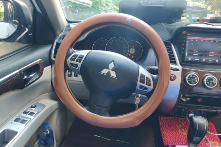 Used Mitsubishi Pajero Sport 2013 3.0L Automatic 4x4 Flagship Edition Steering Wheel
