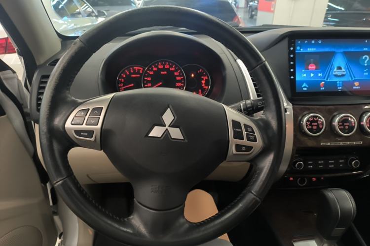 Used Mitsubishi Pajero Sport 2013 3.0L Automatic Two-Wheel Drive Luxury Edition Steering Wheel