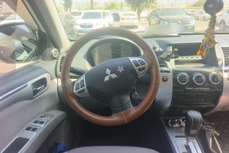 Used Mitsubishi Pajero Sport 2013 3.0L Automatic 4x4 Executive Edition Steering Wheel