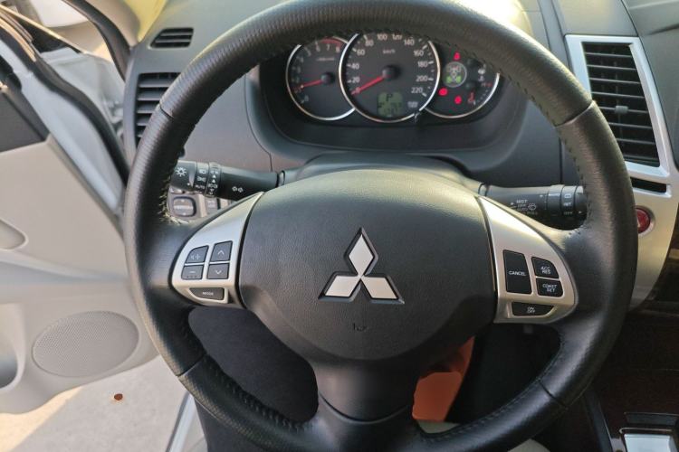 Used Mitsubishi Pajero Sport 2013 3.0L Automatic 4x4 Flagship Edition Steering Wheel