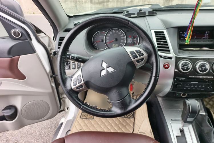 Used Mitsubishi Pajero Sport 2013 3.0L Automatic 4x4 Executive Edition Steering Wheel