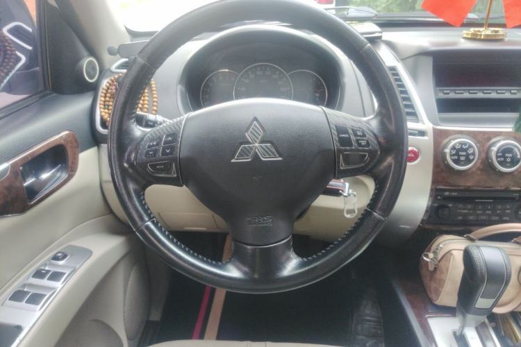 Used Mitsubishi Pajero Sport 2013 3.0L Automatic Two-Wheel Drive Luxury Edition Steering Wheel