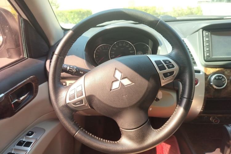 Used Mitsubishi Pajero Sport 2013 3.0L Automatic 4x4 Flagship Edition Steering Wheel