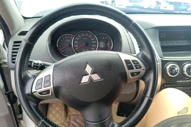 Used Mitsubishi Pajero Sport 2013 3.0L Automatic 4x4 Executive Edition Steering Wheel