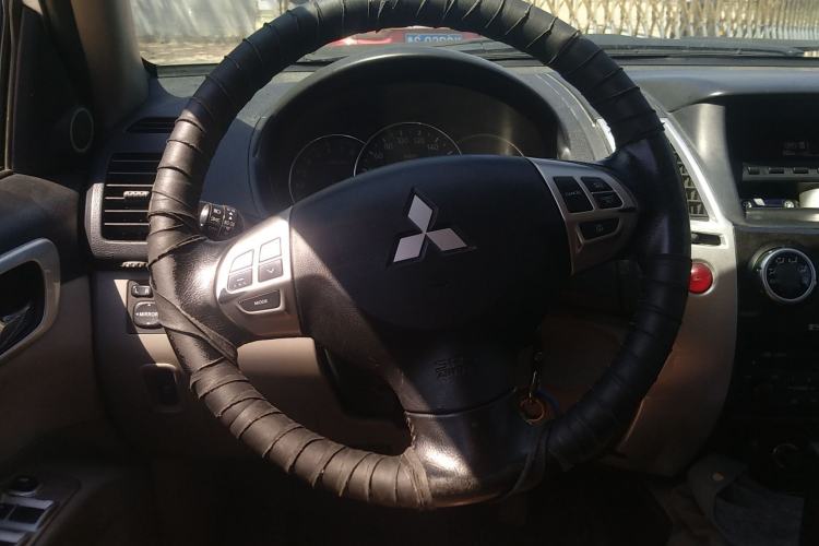 Used Mitsubishi Pajero Sport 2013 3.0L Automatic 4x4 Executive Edition Steering Wheel
