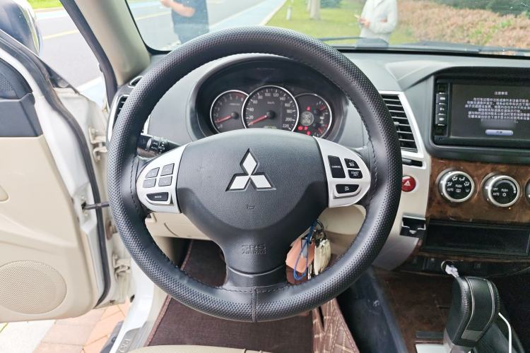 Used Mitsubishi Pajero Sport 2013 3.0L Automatic 4x4 Flagship Edition Steering Wheel