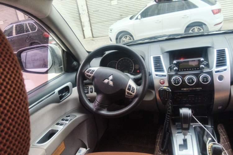 Used Mitsubishi Pajero Sport 2013 3.0L Automatic 4x4 Executive Edition Steering Wheel