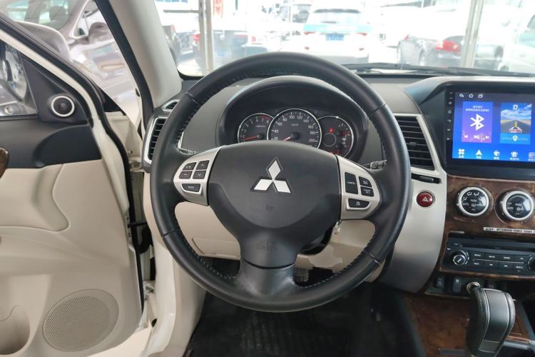 Used Mitsubishi Pajero Sport 2013 3.0L Automatic Two-Wheel Drive Luxury Edition Steering Wheel