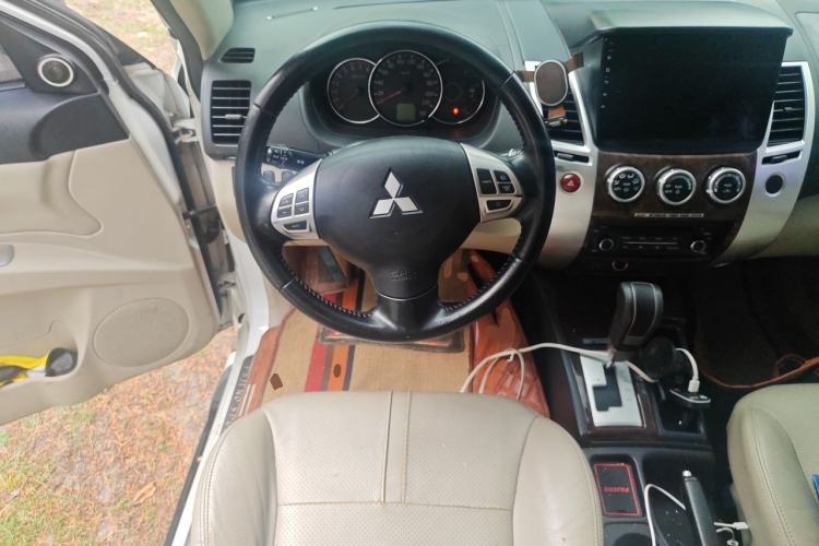 Used Mitsubishi Pajero Sport 2013 3.0L Automatic Two-Wheel Drive Luxury Edition Steering Wheel