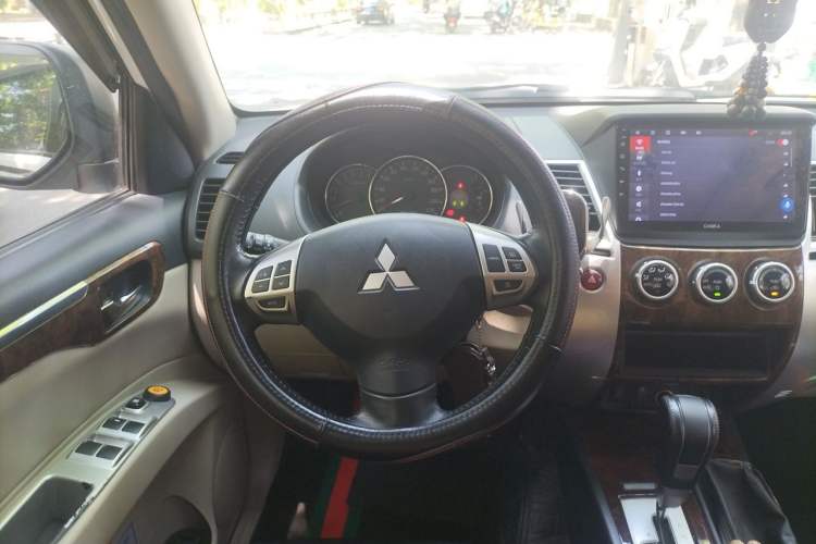 Used Mitsubishi Pajero Sport 2013 3.0L Automatic 4x4 Flagship Edition Steering Wheel