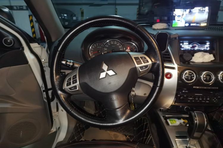 Used Mitsubishi Pajero Sport 2013 3.0L Automatic 4x4 Executive Edition Steering Wheel