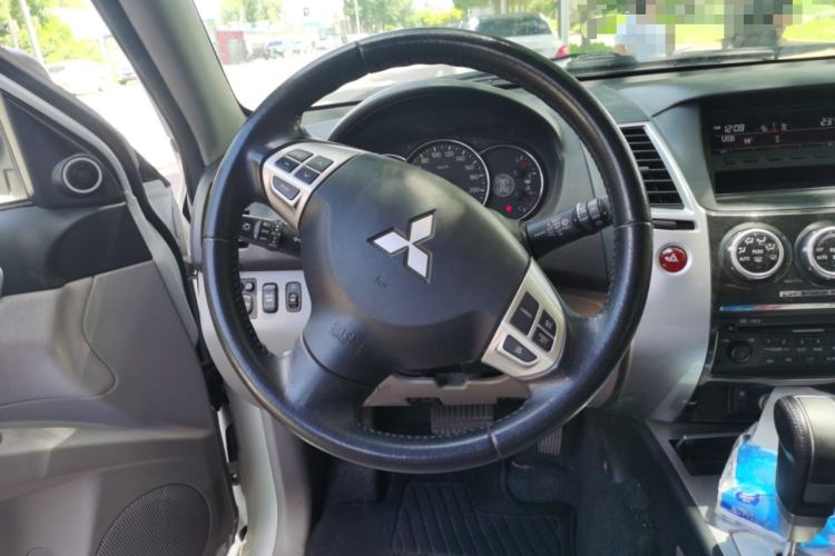 Used Mitsubishi Pajero Sport 2013 3.0L Automatic 4x4 Executive Edition Steering Wheel