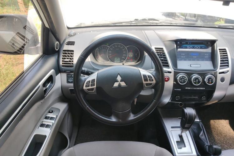 Used Mitsubishi Pajero Sport 2013 3.0L Automatic 4x4 Executive Edition Steering Wheel