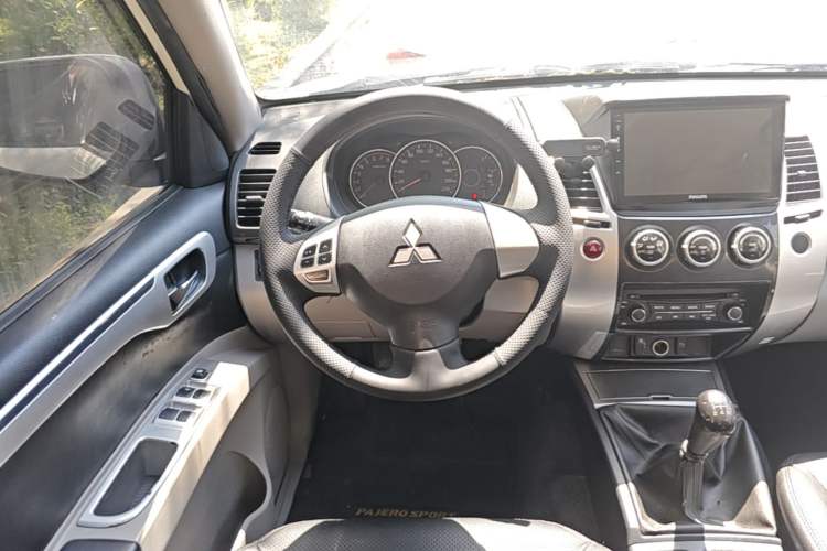 Used Mitsubishi Pajero Sport 2013 2.4L Manual Two-Wheel Drive Comfort Edition Steering Wheel