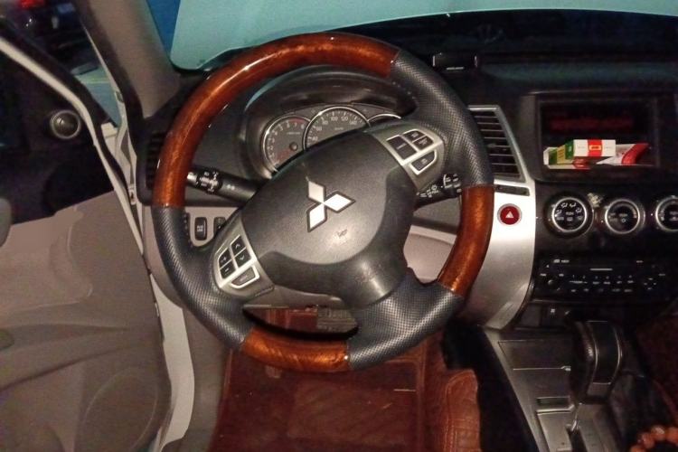 Used Mitsubishi Pajero Sport 2013 3.0L Automatic 4x4 Executive Edition Steering Wheel