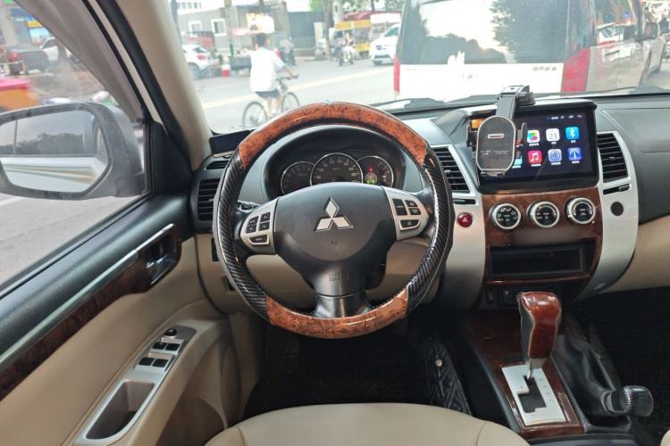 Used Mitsubishi Pajero Sport 2013 3.0L Automatic 4x4 Flagship Edition Steering Wheel