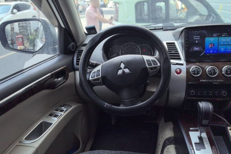 Used Mitsubishi Pajero Sport 2013 3.0L Automatic Two-Wheel Drive Luxury Edition Steering Wheel