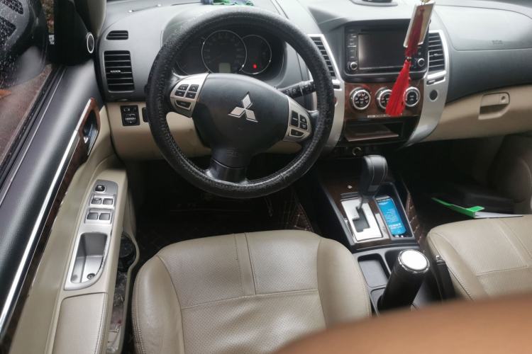 Used Mitsubishi Pajero Sport 2013 3.0L Automatic Two-Wheel Drive Luxury Edition Steering Wheel