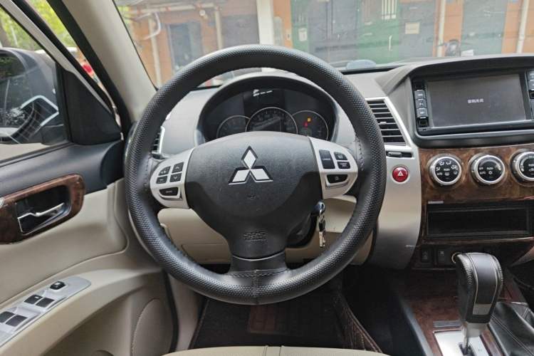 Used Mitsubishi Pajero Sport 2013 3.0L Automatic 4x4 Flagship Edition Steering Wheel