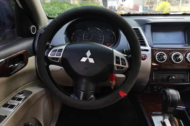 Used Mitsubishi Pajero Sport 2013 3.0L Automatic Two-Wheel Drive Luxury Edition Steering Wheel