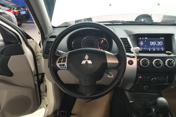 Used Mitsubishi Pajero Sport 2013 2.4L Manual Two-Wheel Drive Comfort Edition Steering Wheel