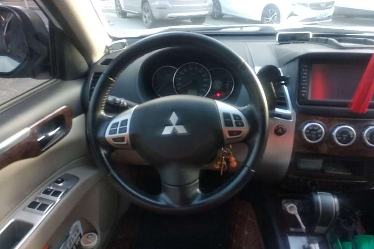 Used Mitsubishi Pajero Sport 2013 3.0L Automatic 4x4 Flagship Edition Steering Wheel
