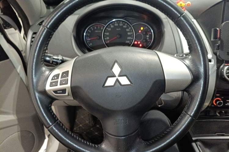 Used Mitsubishi Pajero Sport 2013 2.4L Manual Two-Wheel Drive Comfort Edition Steering Wheel