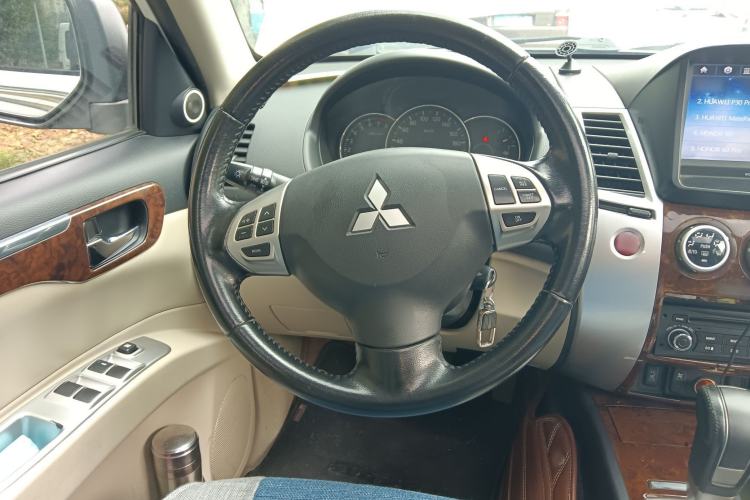 Used Mitsubishi Pajero Sport 2013 3.0L Automatic Two-Wheel Drive Luxury Edition Steering Wheel