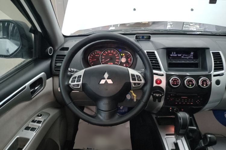 Used Mitsubishi Pajero Sport 2013 3.0L Automatic 4x4 Executive Edition Steering Wheel