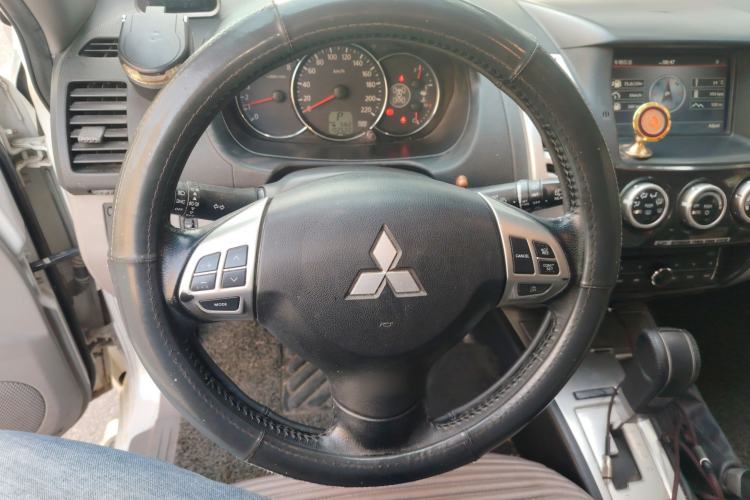Used Mitsubishi Pajero Sport 2013 3.0L Automatic 4x4 Executive Edition Steering Wheel