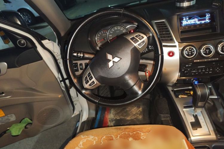 Used Mitsubishi Pajero Sport 2013 3.0L Automatic 4x4 Executive Edition Steering Wheel