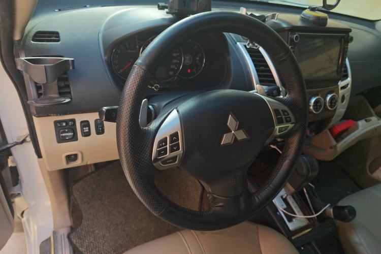Used Mitsubishi Pajero Sport 2013 3.0L Automatic 4x4 Flagship Edition Steering Wheel