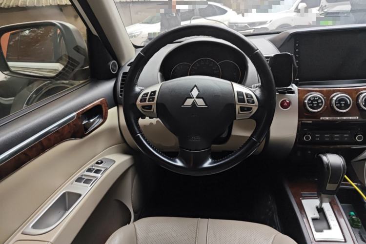 Used Mitsubishi Pajero Sport 2013 3.0L Automatic Two-Wheel Drive Luxury Edition Steering Wheel