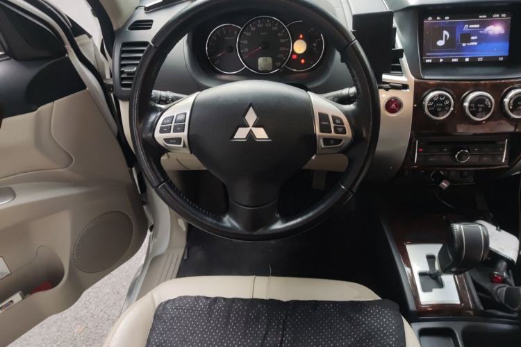 Used Mitsubishi Pajero Sport 2013 3.0L Automatic 4x4 Flagship Edition Steering Wheel