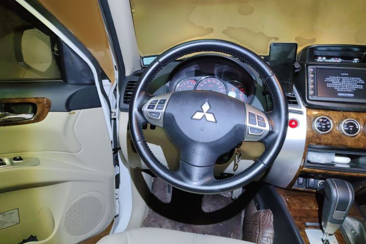 Used Mitsubishi Pajero Sport 2013 3.0L Automatic 4x4 Flagship Edition Steering Wheel