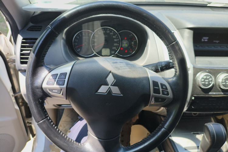 Used Mitsubishi Pajero Sport 2013 3.0L Automatic 4x4 Executive Edition Steering Wheel