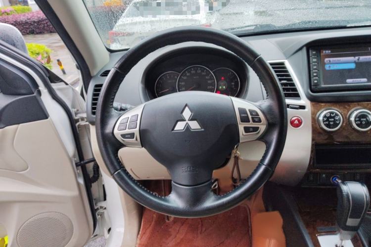 Used Mitsubishi Pajero Sport 2013 3.0L Automatic 4x4 Flagship Edition Steering Wheel
