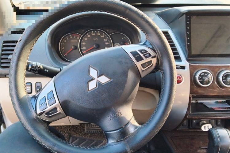 Used Mitsubishi Pajero Sport 2013 3.0L Automatic 4x4 Flagship Edition Steering Wheel