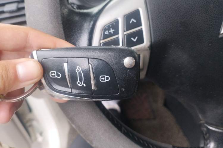Used Mitsubishi Pajero Sport 2013 3.0L Automatic Two-Wheel Drive Luxury Edition Vehicle Key