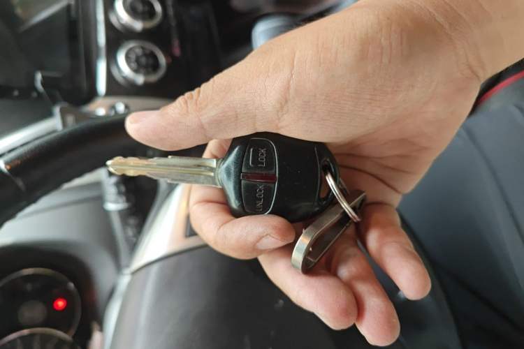 Used Mitsubishi Pajero Sport 2013 3.0L Automatic 4x4 Executive Edition Vehicle Key