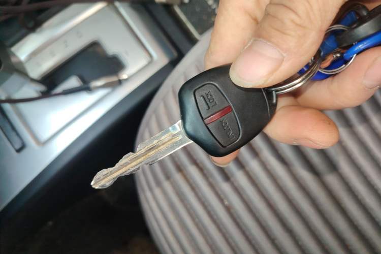 Used Mitsubishi Pajero Sport 2013 3.0L Automatic 4x4 Executive Edition Vehicle Key