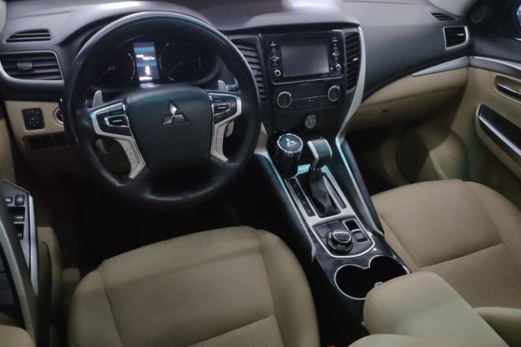 Used Mitsubishi Pajero Sport  Center Console
