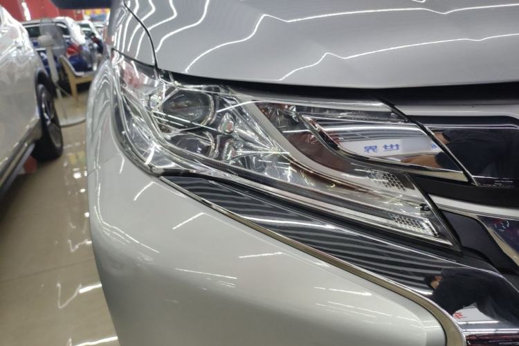 Used Mitsubishi Pajero Sport  Right Front Headlight