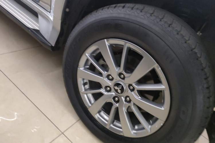 Used Mitsubishi Pajero Sport  Right Front Wheel Hub